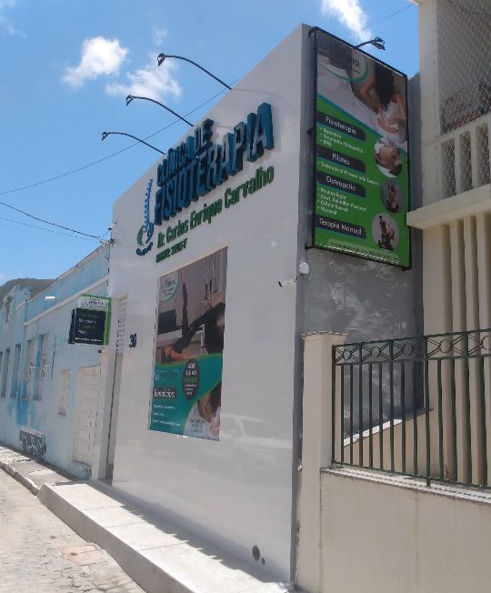 Fachada da Clínica de Fisioterapia Lifestyle, número 30, com placa de identificação
