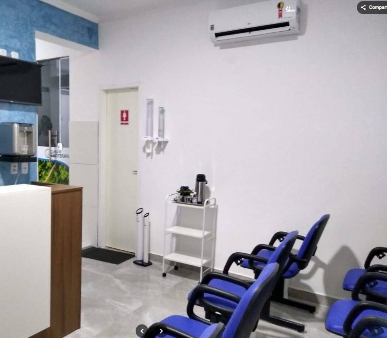 Recepção da Clínica Lifestyle, com sala de espera e cadeiras