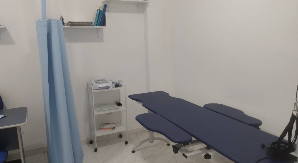 Sala de atendimento da Clínica Lifestyle, com maca e materiais de fisioterapia